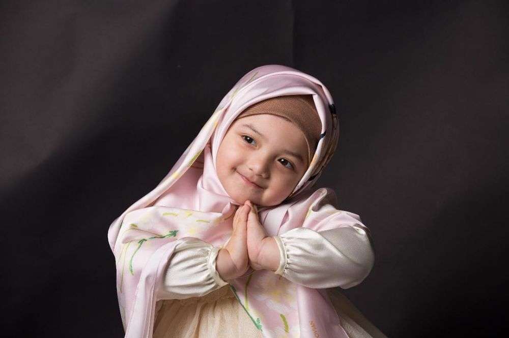 6 Potret Balita Saat Pakai Hijab, Lucu dan Menggemaskan