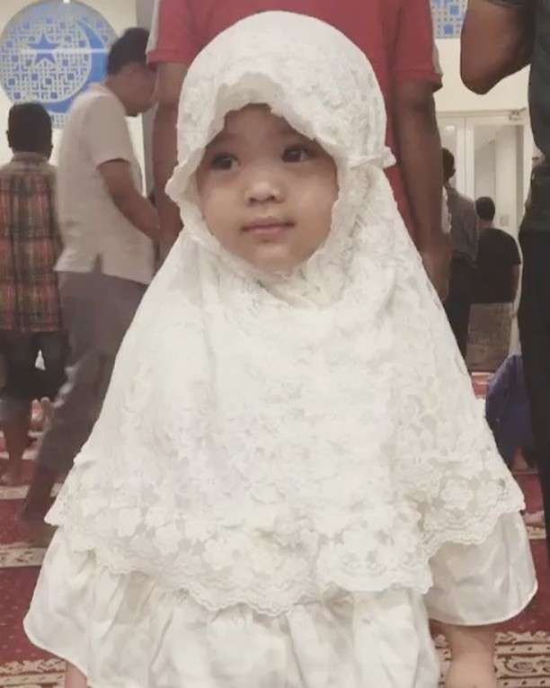 6 Potret Balita Saat Pakai Hijab, Lucu dan Menggemaskan