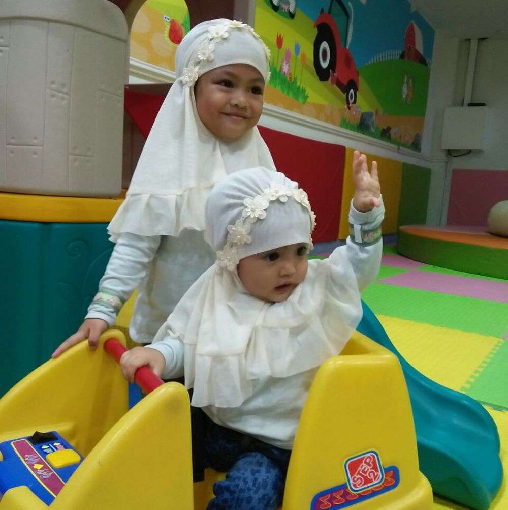 6 Potret Balita Saat Pakai Hijab, Lucu dan Menggemaskan