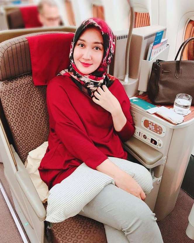 Modis, Gaya Hijab Dian Pelangi di Dalam Pesawat