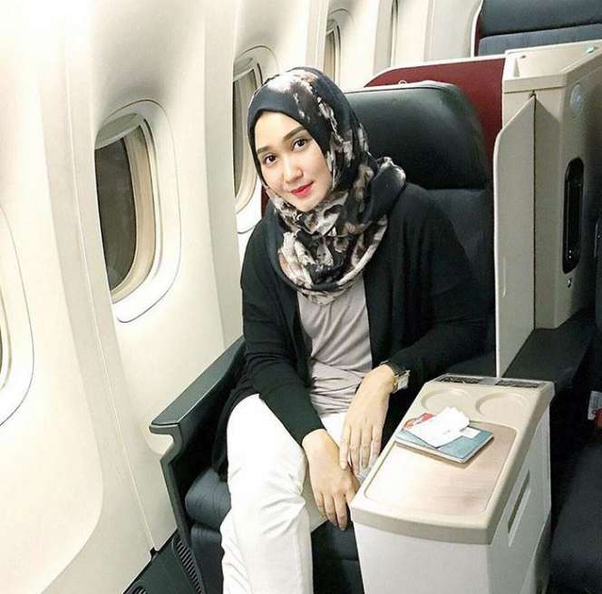 Modis, Gaya Hijab Dian Pelangi di Dalam Pesawat