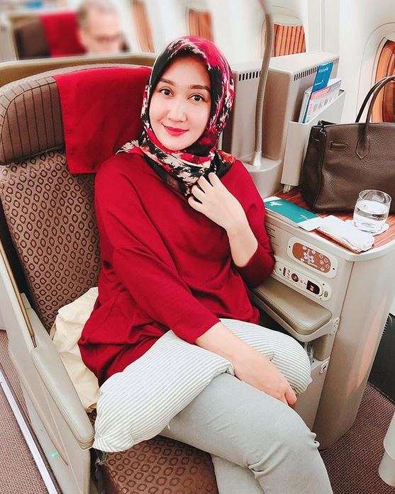Modis, Gaya Hijab Dian Pelangi di Dalam Pesawat