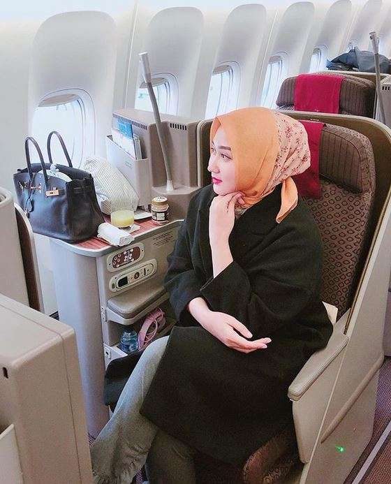 Modis, Gaya Hijab Dian Pelangi di Dalam Pesawat