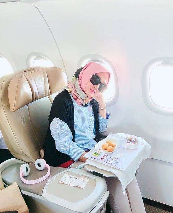 Modis, Gaya Hijab Dian Pelangi di Dalam Pesawat