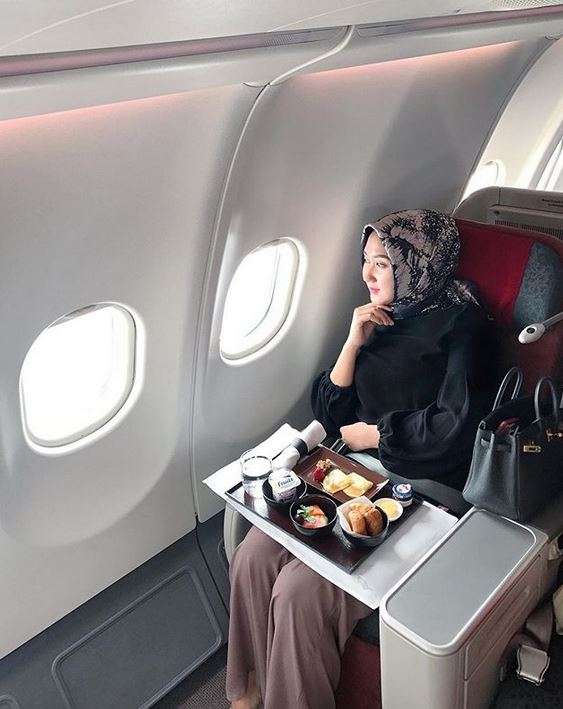 Modis, Gaya Hijab Dian Pelangi di Dalam Pesawat