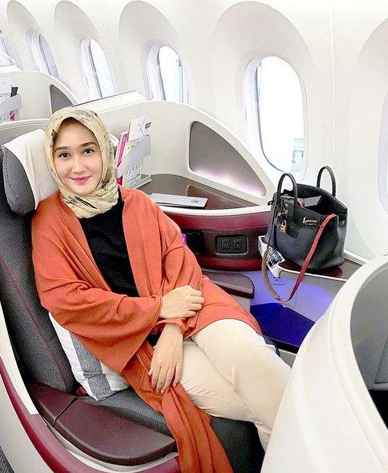 Modis, Gaya Hijab Dian Pelangi di Dalam Pesawat