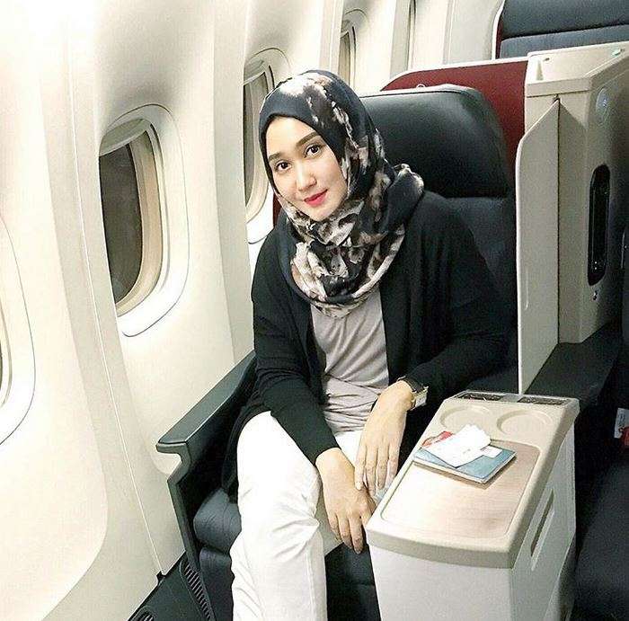 Modis, Gaya Hijab Dian Pelangi di Dalam Pesawat