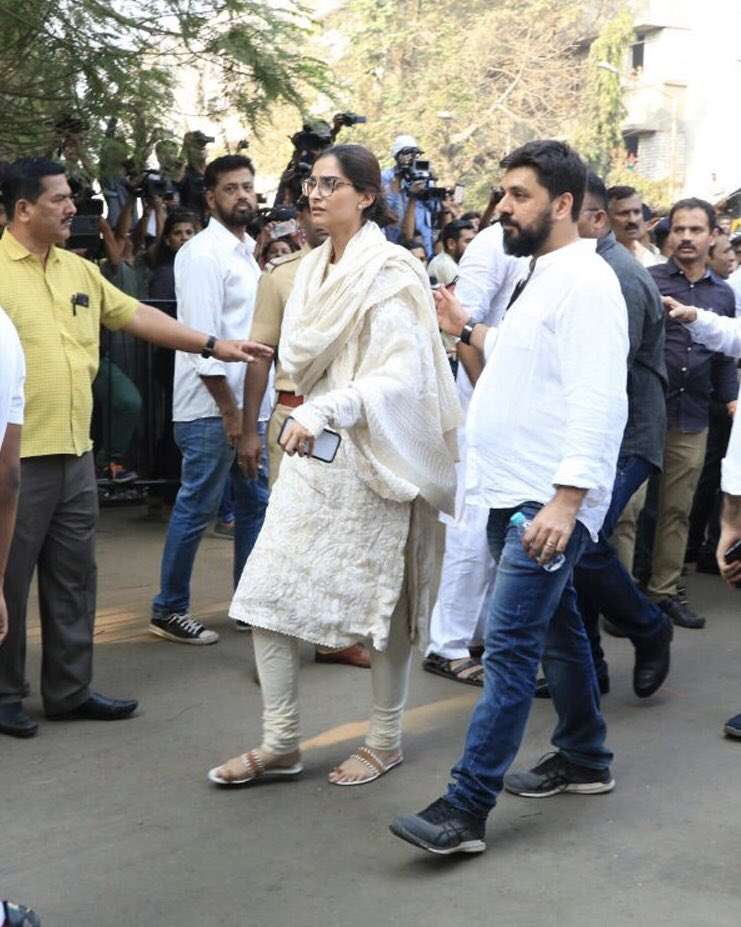 Artis Bollywood yang Hadiri Prosesi Pemakaman Sridevi