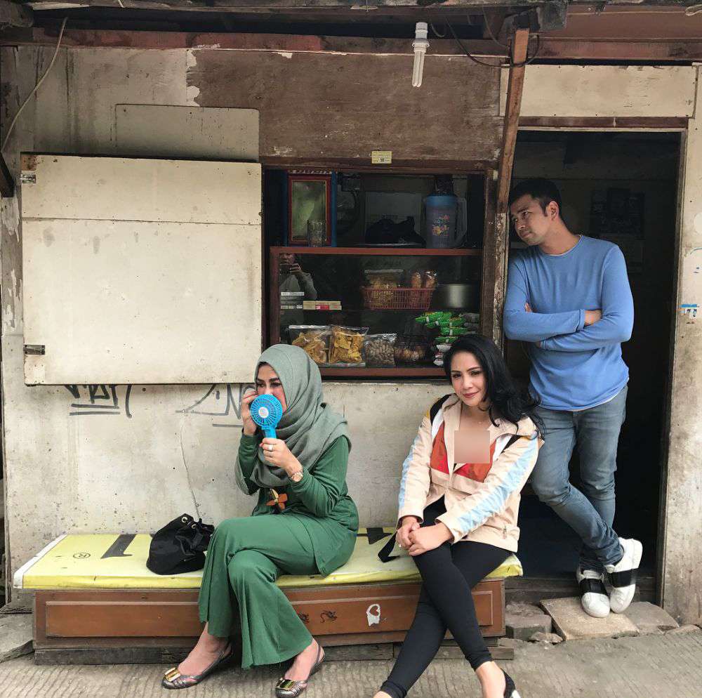 Sederhana, Nagita Slavina Nongkrong di Warung Pinggir Jalan
