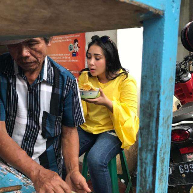 Sederhana, Nagita Slavina Nongkrong di Warung Pinggir Jalan