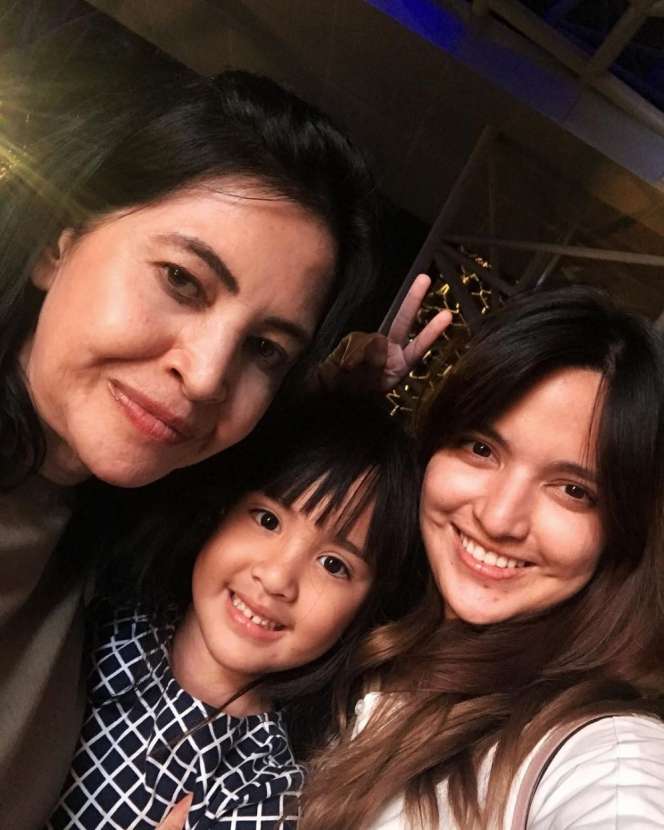 Biasa Tampil Glamor, Begini Penampilan Nia Ramadhani Natural