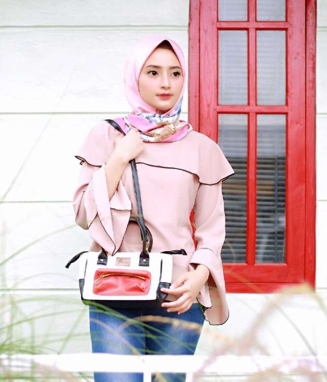 Adelia Eka, Polwan Berhijab yang Bikin Gagal Fokus Berkendara