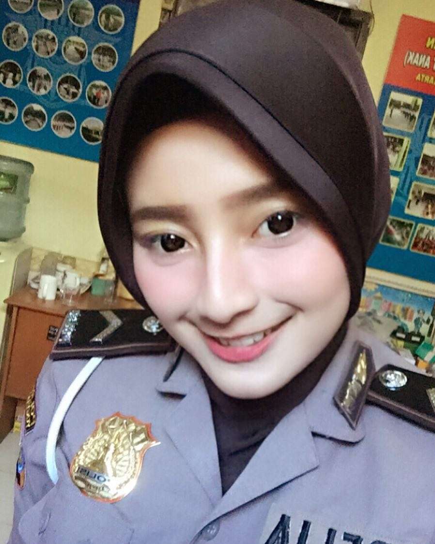 Adelia Eka, Polwan Berhijab yang Bikin Gagal Fokus Berkendara