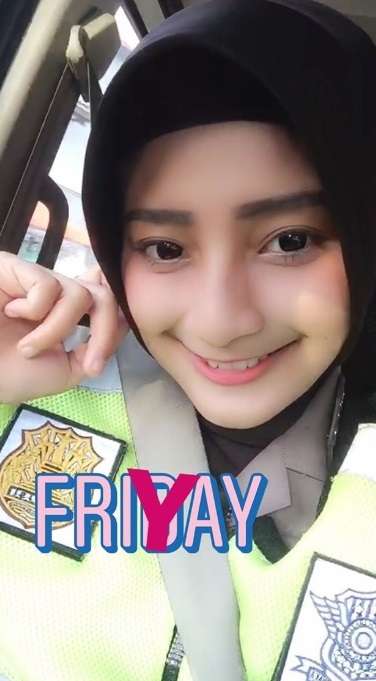 Adelia Eka, Polwan Berhijab yang Bikin Gagal Fokus Berkendara