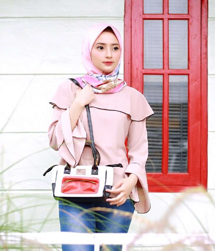 Adelia Eka, Polwan Berhijab yang Bikin Gagal Fokus Berkendara