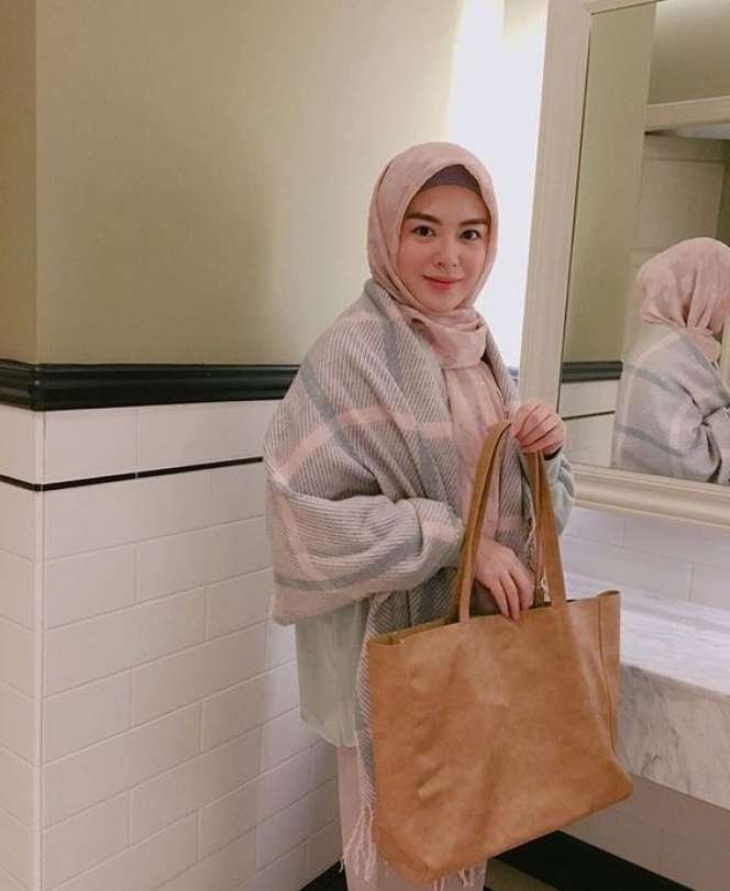 Inspirasi Gaya Hijab ala Selebgram Korea Ayana Moon