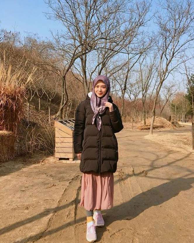 Inspirasi Gaya Hijab ala Selebgram Korea Ayana Moon