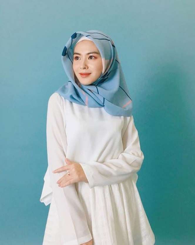 Inspirasi Gaya Hijab ala Selebgram Korea Ayana Moon