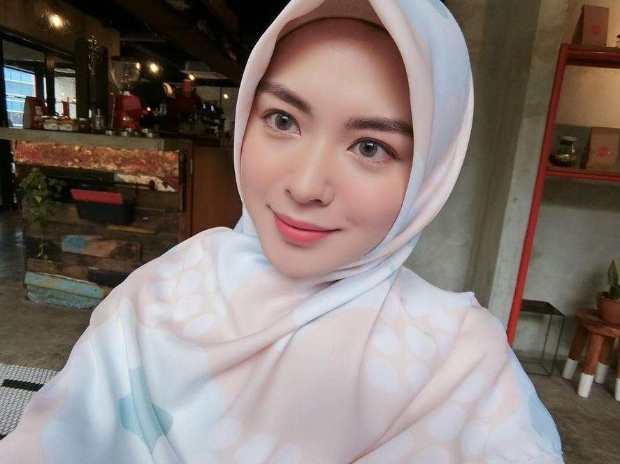 Inspirasi Gaya Hijab ala Selebgram Korea Ayana Moon