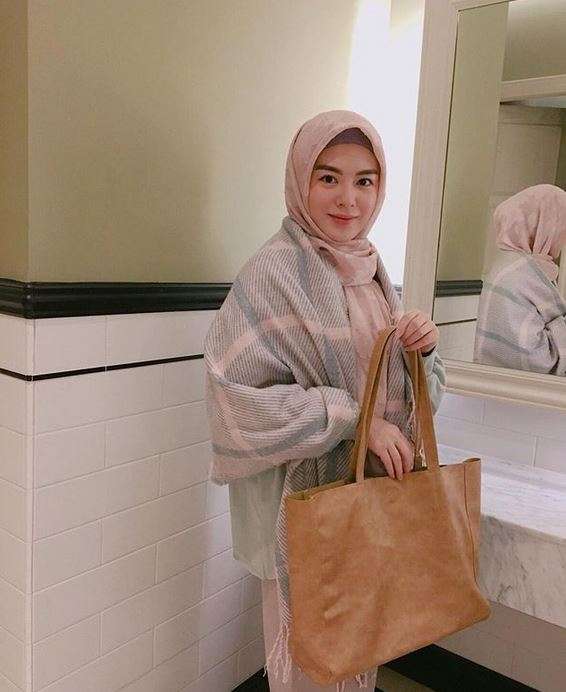 Inspirasi Gaya Hijab ala Selebgram Korea Ayana Moon