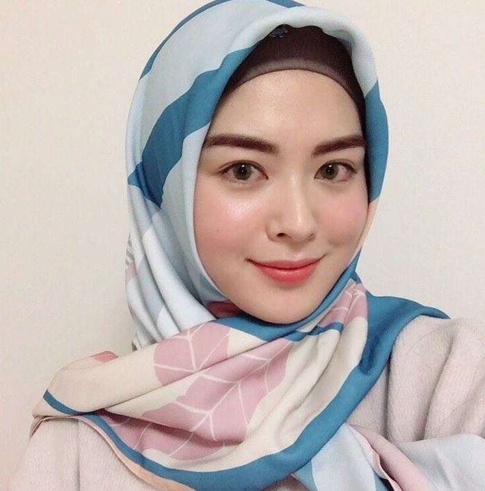Inspirasi Gaya Hijab ala Selebgram Korea Ayana Moon