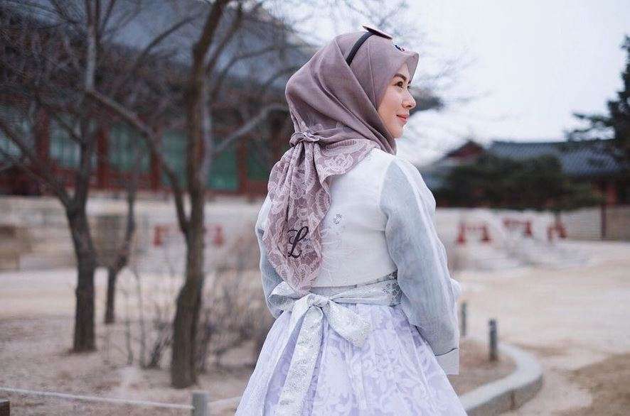 Inspirasi Gaya Hijab ala Selebgram Korea Ayana Moon