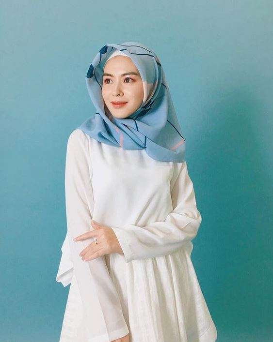Inspirasi Gaya Hijab ala Selebgram Korea Ayana Moon