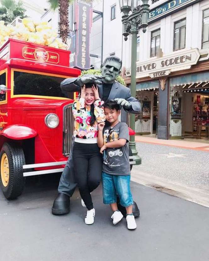 Masih Single, 3 Seleb Ini Sudah Adopsi Anak