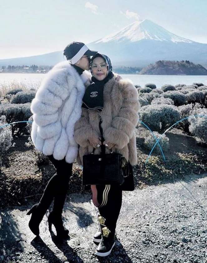 Gaya Mewah Ibunda Syahrini, Tak Kalah Cetar dengan Sang Anak 