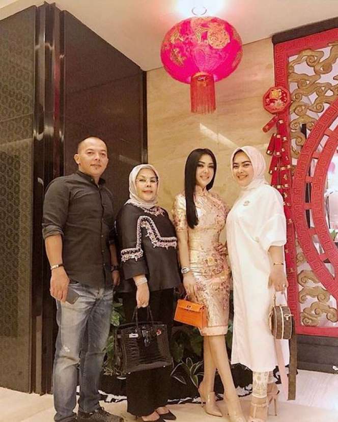 Gaya Mewah Ibunda Syahrini, Tak Kalah Cetar dengan Sang Anak 