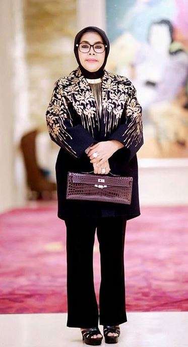 Gaya Mewah Ibunda Syahrini, Tak Kalah Cetar dengan Sang Anak 