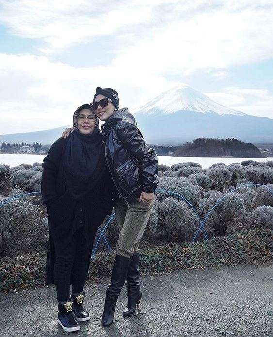 Gaya Mewah Ibunda Syahrini, Tak Kalah Cetar dengan Sang Anak 