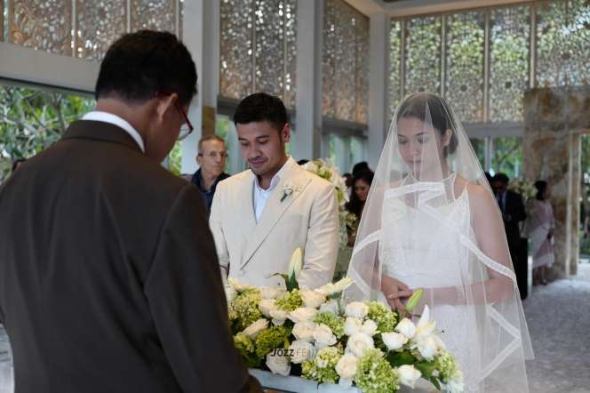 Romantis! Suasana Pernikahan Chicco Jerikho dan Putri Marino 
