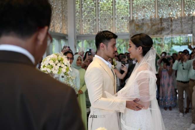 Romantis! Suasana Pernikahan Chicco Jerikho dan Putri Marino 