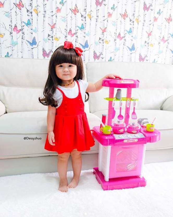 Crystabelle, Selebgram Cilik Mirip Barbie yang Suka Pakai Wig