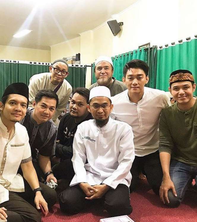 5 Seleb yang Berguru pada Ustaz Abdul Somad dan Adi Hidayat