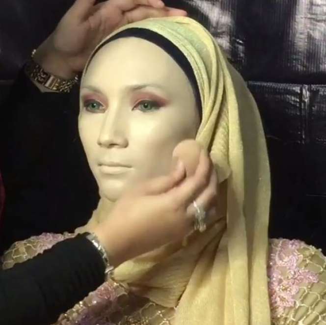 Awalnya Meragukan, Hasil Make Up Wanita Ini Bikin Pangling
