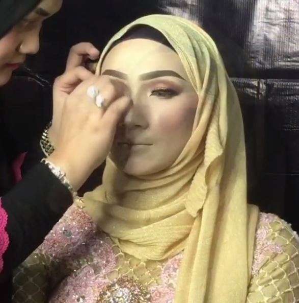 Awalnya Meragukan, Hasil Make Up Wanita Ini Bikin Pangling