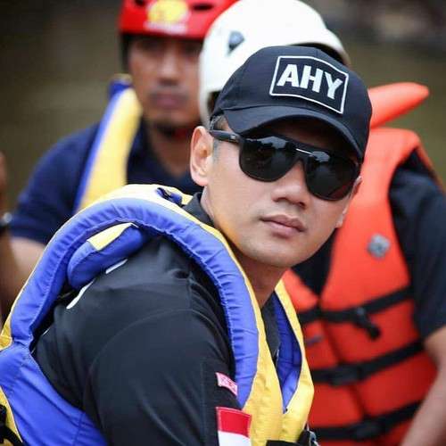 7 Potret Gagah Agus Yudhoyono Saat Pakai Kacamata Hitam