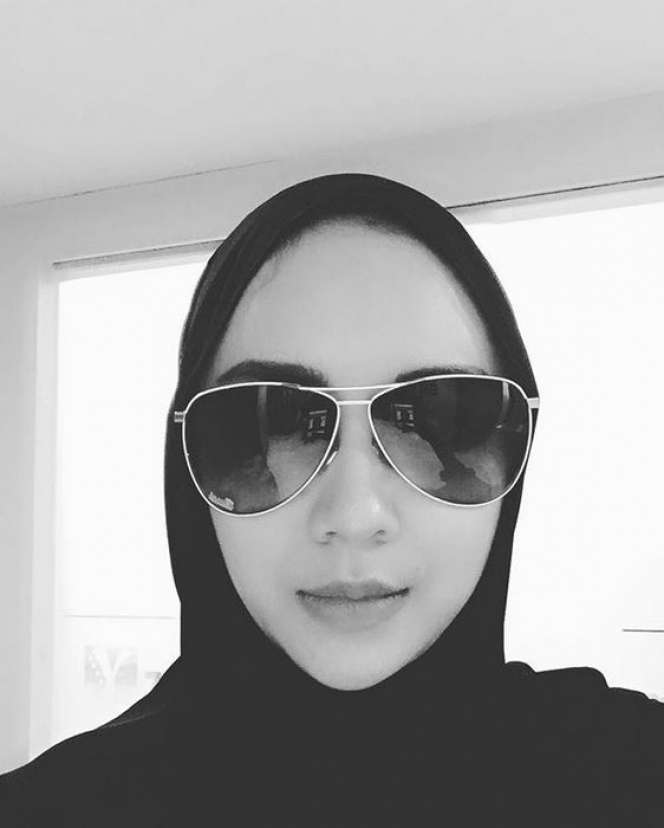 Gaya Aura Kasih Saat Berkerudung, Bikin Adem Lihatnya