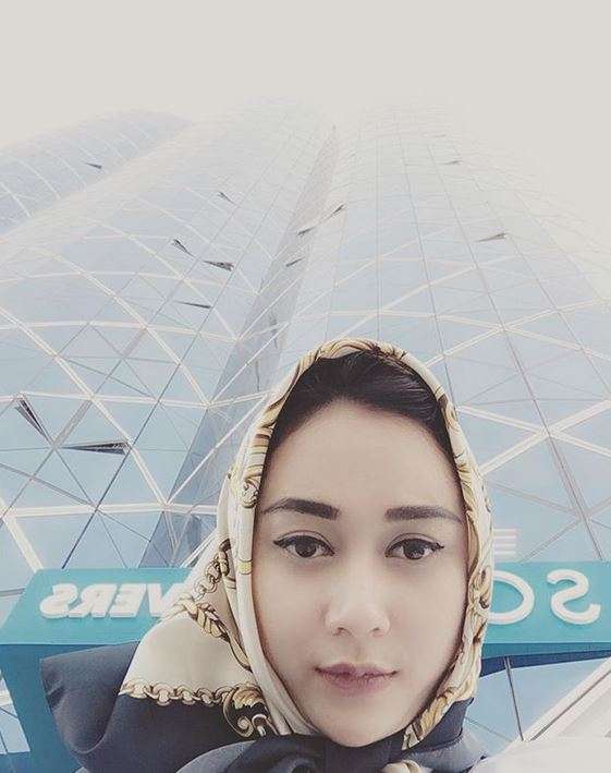 Gaya Aura Kasih Saat Berkerudung, Bikin Adem Lihatnya