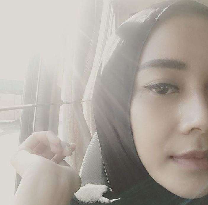 Gaya Aura Kasih Saat Berkerudung, Bikin Adem Lihatnya