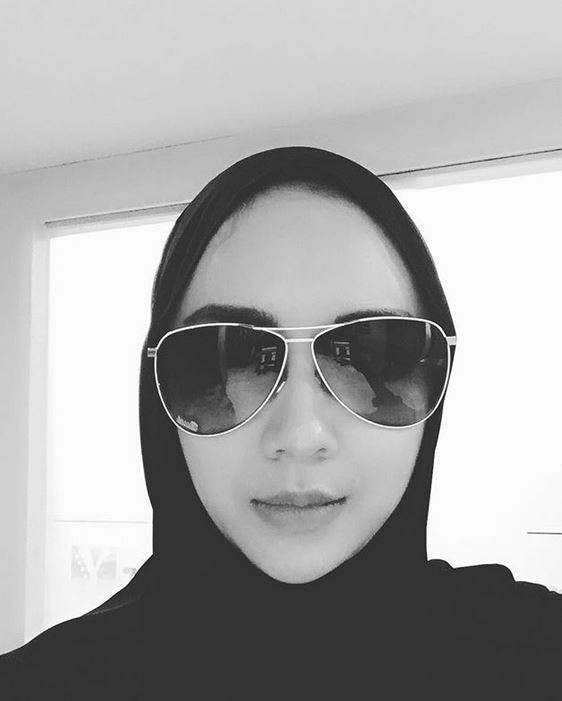 Gaya Aura Kasih Saat Berkerudung, Bikin Adem Lihatnya
