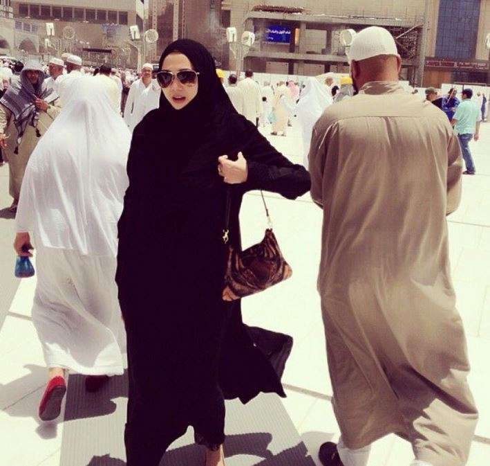 Gaya Aura Kasih Saat Berkerudung, Bikin Adem Lihatnya