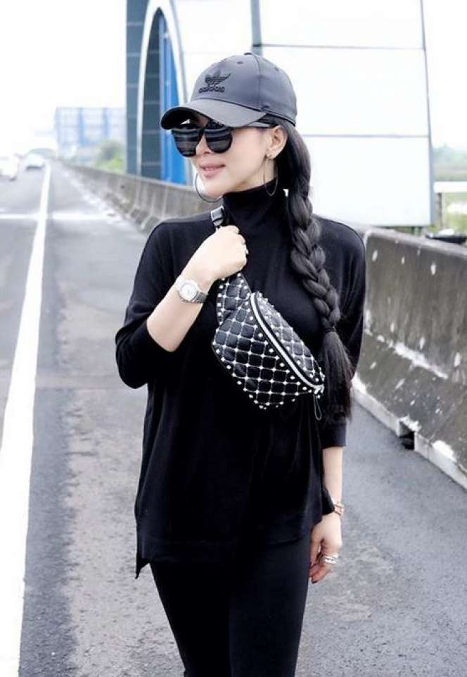 Gaya Puluhan Juta Syahrini di Pinggir Tol