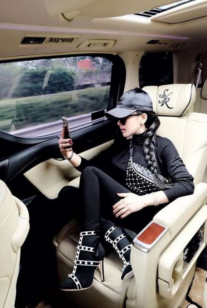 Gaya Puluhan Juta Syahrini di Pinggir Tol