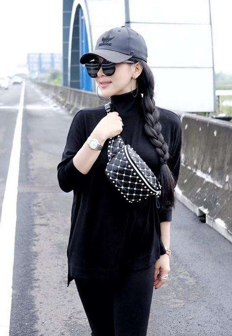 Gaya Puluhan Juta Syahrini di Pinggir Tol