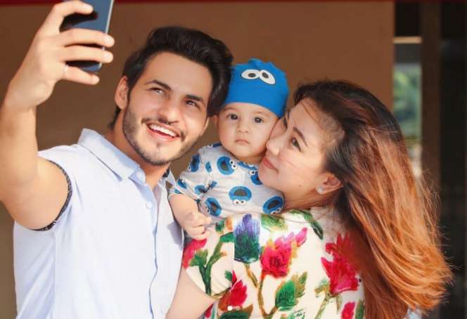 Ravi Bhatia dan Pramugari Indonesia Dikaruniai Bayi Laki-laki