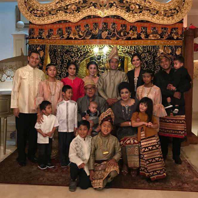 Begini Kedekatan Nia Ramadhani dengan Mertua