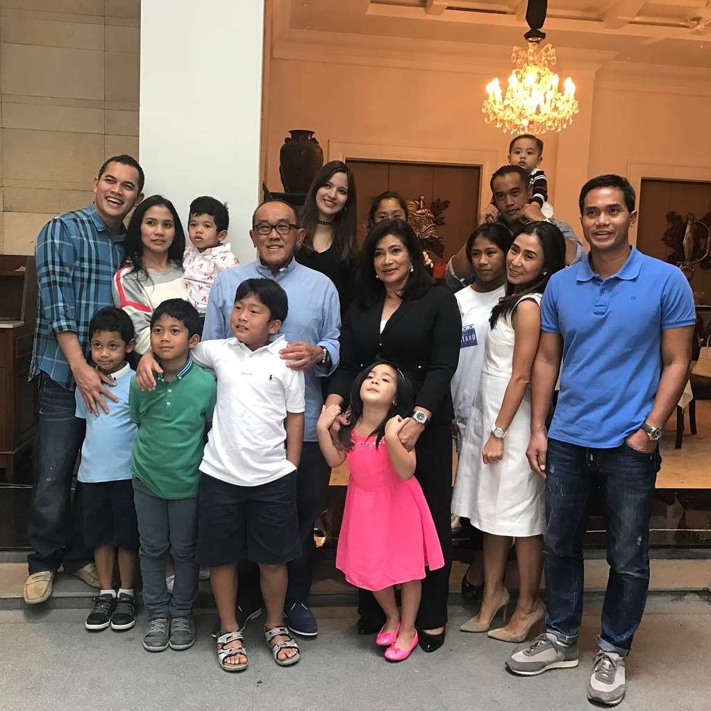 Begini Kedekatan Nia Ramadhani dengan Mertua